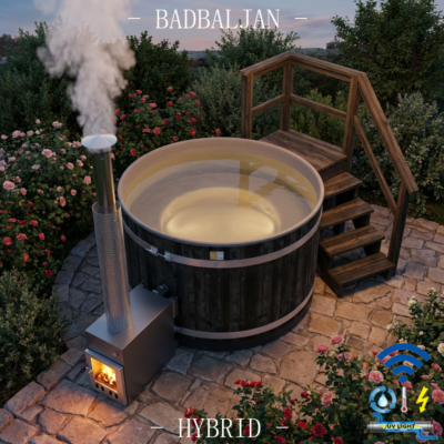 Badbaljan Hybrid badtunna med wifi styrning Spar el, vatten, ved och tid! Härligt varma bad när du vill året runt. Vintertid ställ elvärmaren på 10°C och elda snabbt upp med ved när det är dags att bada. Elda snabbt upp till 38°C vrid upp eltermostaten och håll elvarmt över helgen, sen när det är färdigbadat sänk till 10°C. Reningsverk med UV-ljus. Ha samma vatten sommar som vinter. Ingen frysrisk på vintern.